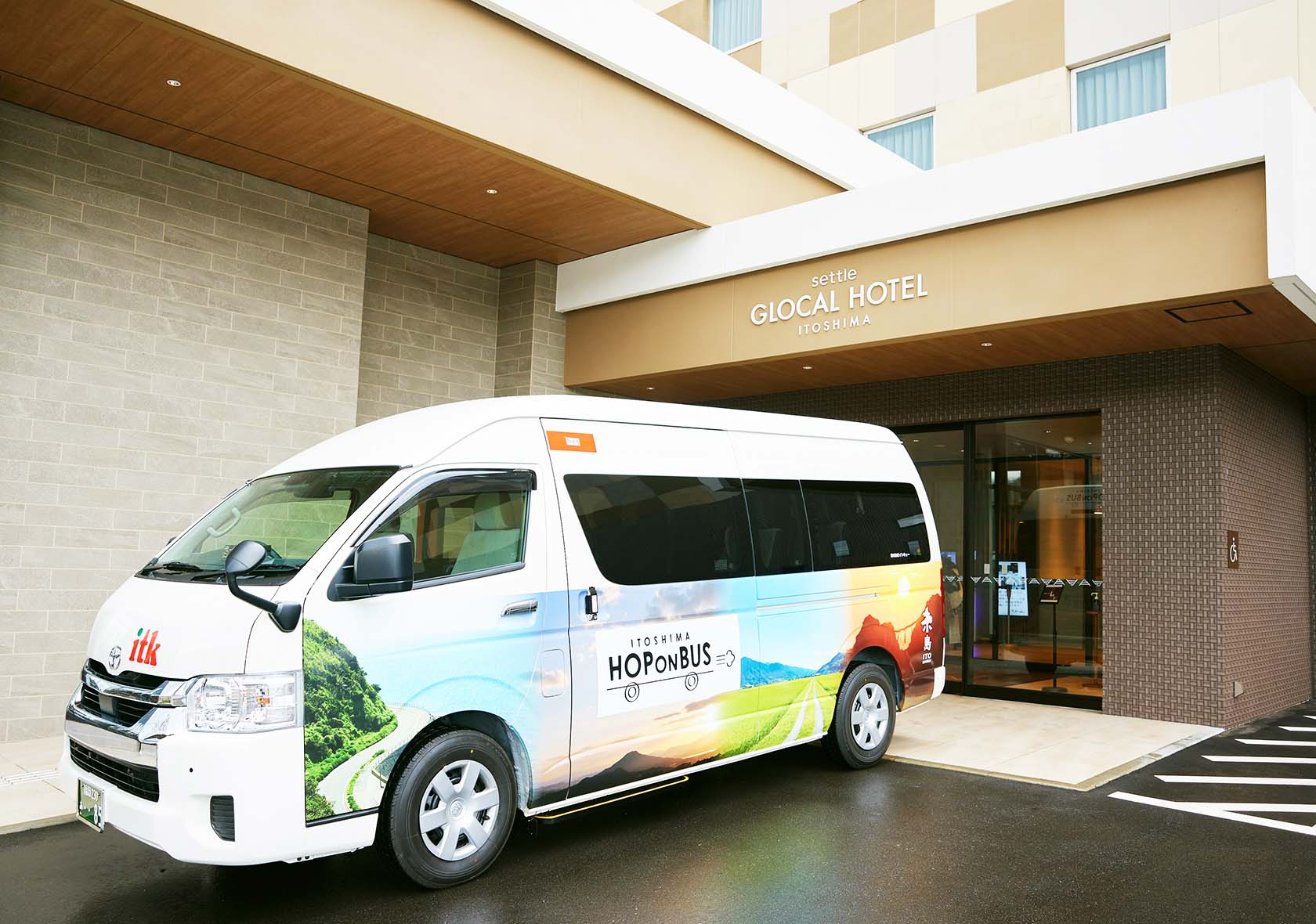 09_2022年1月14日〜2月14日の 1 カ月間モニター運行した「 ITOSHIMA HOP ON BUS 」。観光名所や人気店などを巡り、コースは 2 種類。料金は 1000円（モニター価格）。グローカルホテル糸島でも乗降できる 。