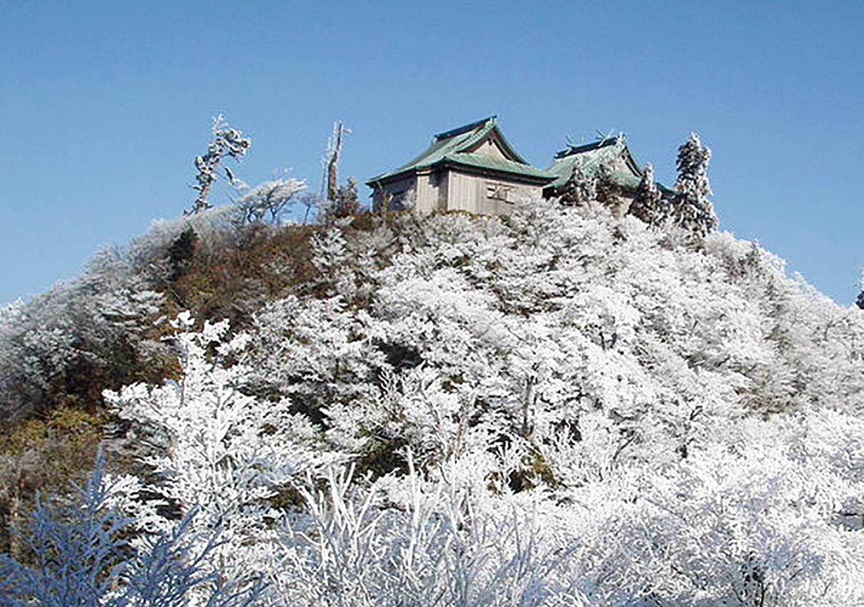 山頂にそびえる英彦山神宮の御本社（上宮）。