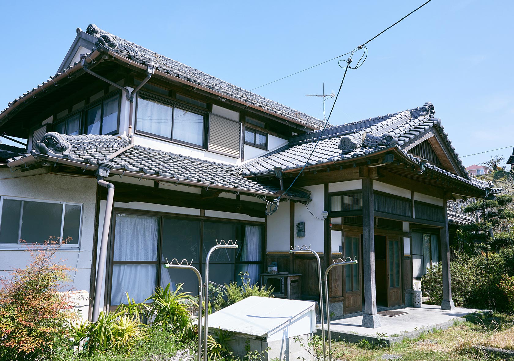 立派な瓦屋根の古民家。土間や実際に使われていた道具類もそのまま残されていて、さながら、民俗資料館のよう
										