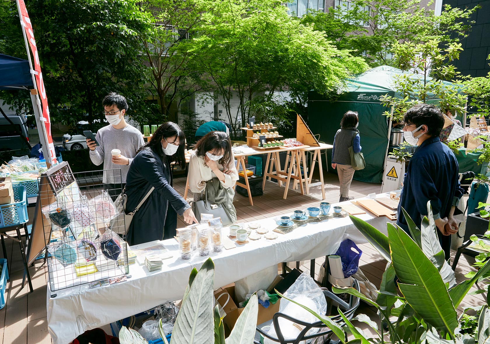 福岡銀行本店広場で開催された「つながりたいマーケット」の様子