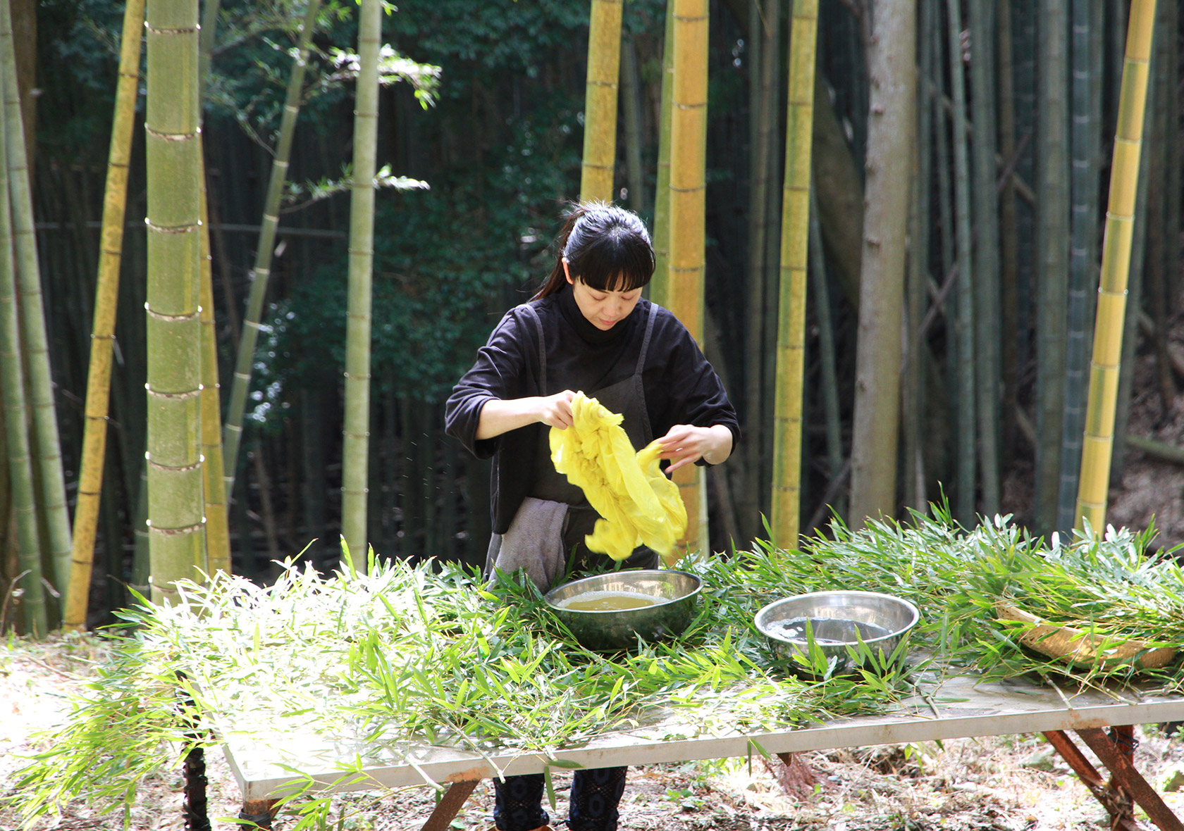 キャプション村上さんの植物染め。渋柿をはじめ香春町のさまざまな植物が染料に
										