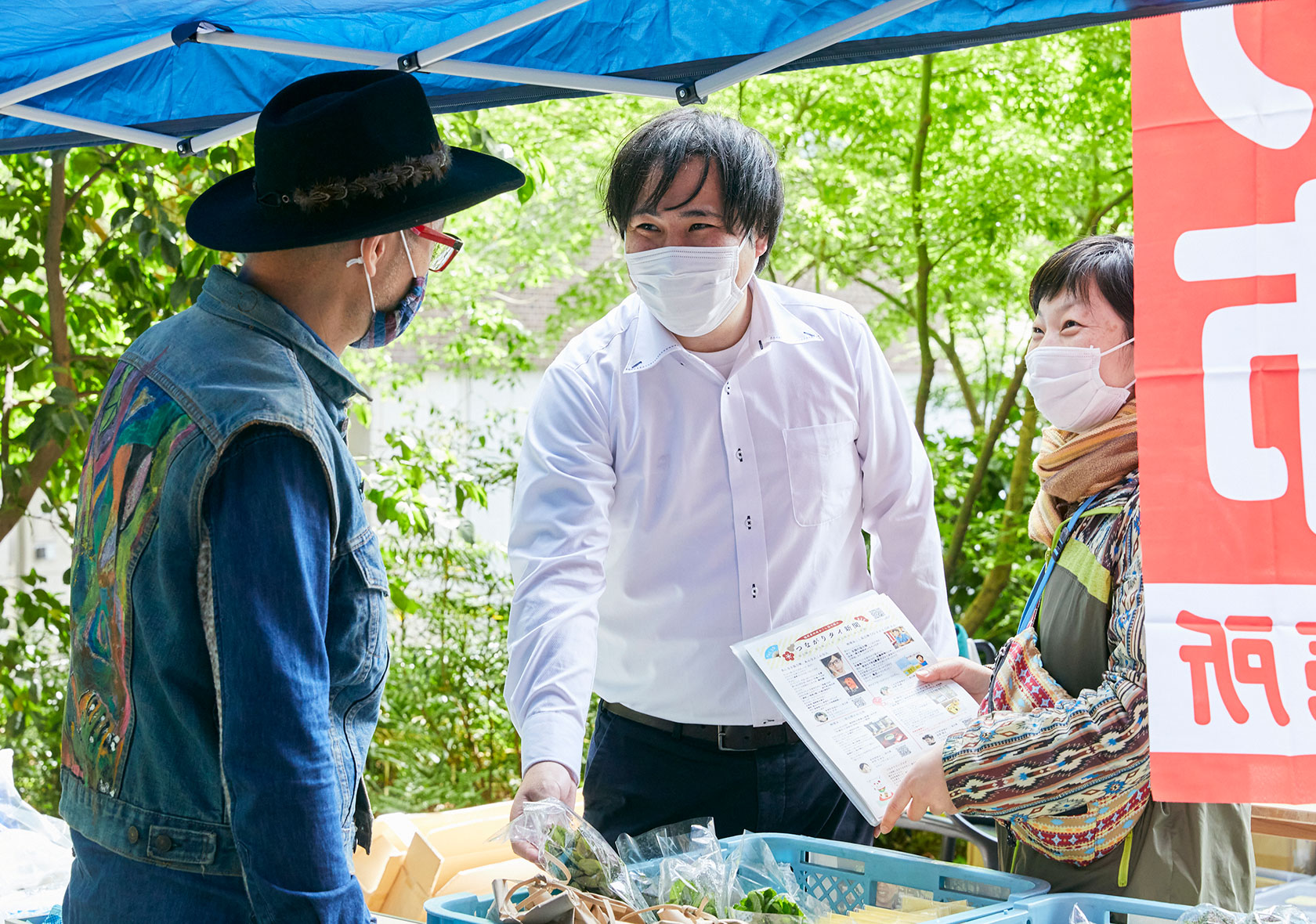 イベント当日、新聞部メンバーと共に出店者をまわり、話を伺っている様子

									