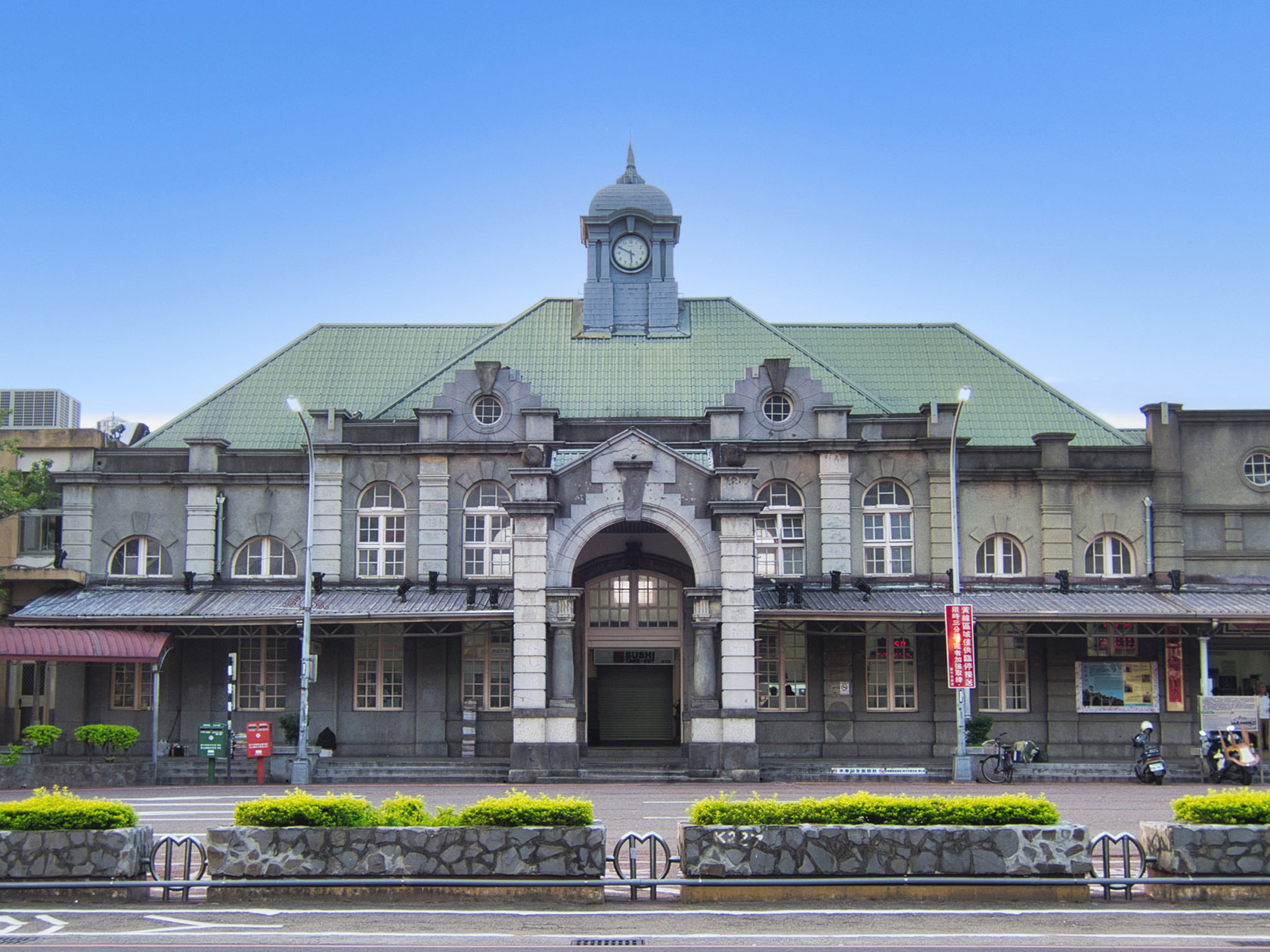 新竹市のシンボル、新竹駅は1913年に完成した洋風建築。台湾最古の駅舎。