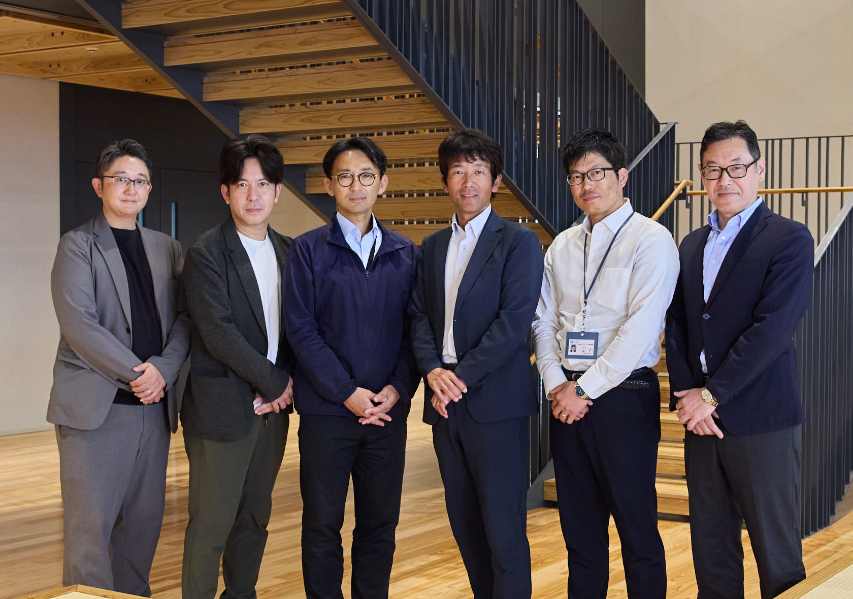 台湾セミナーを担当した八代市港湾・クルーズ・振興課の職員と熊本銀行行員。