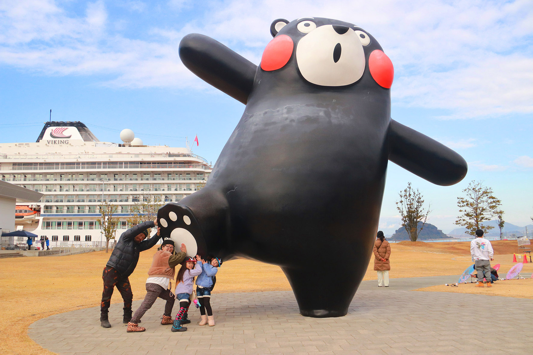 クルーズ船で訪日する観光客にも大人気の「くまモンポート八代」（写真提供：八代市港湾クルーズ・振興課）。