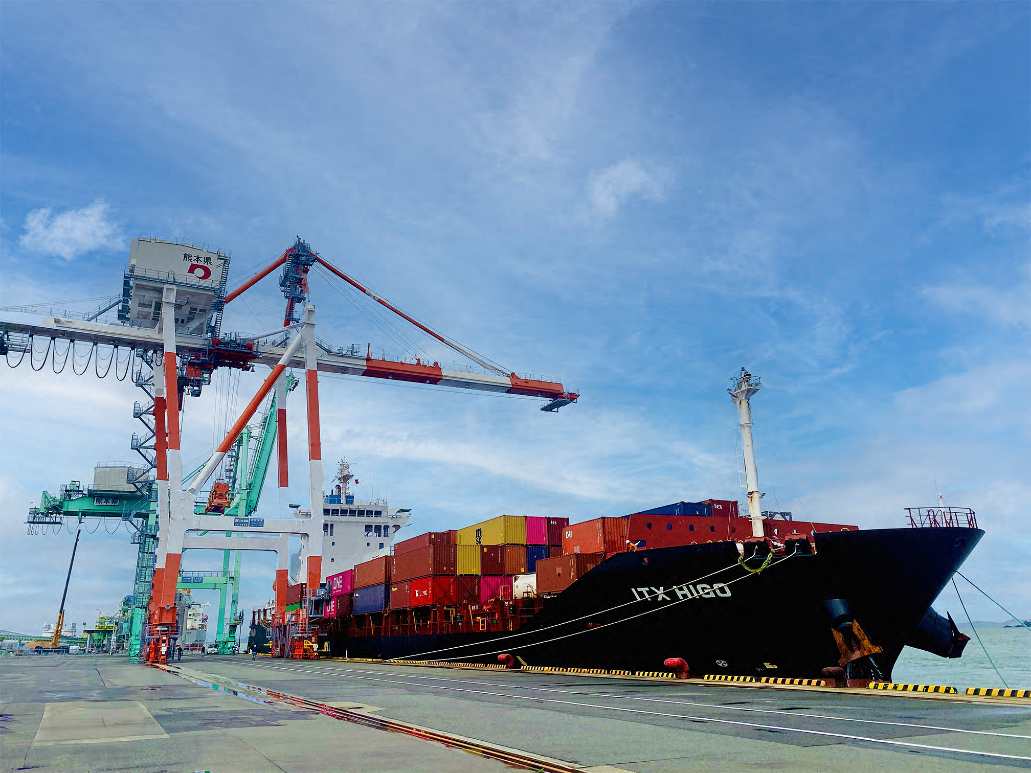 3万トン級のコンテナ船に対応できるガントリークレーンを備えた八代港（写真提供：八代市港湾・クルーズ・振興課）。