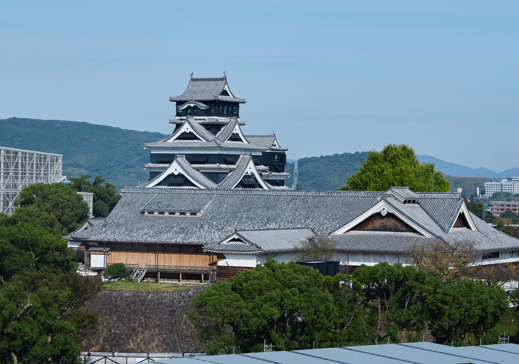 熊本市役所14階展望ロビーから見た熊本城。