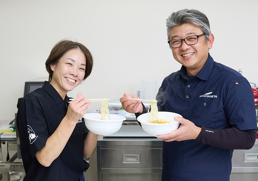 堺さんが試作した甘夏香る塩ラーメンを一口食べて感激した、と語る鷹羽屋のお二人。