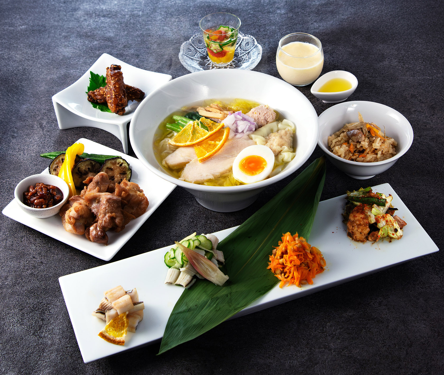 イベントで提供されたコース料理。「穴子の一夜干しときゅうりの酢の物」や「むなかた鶏の甘辛冷やし手羽」など全10品に飲み放題付き。