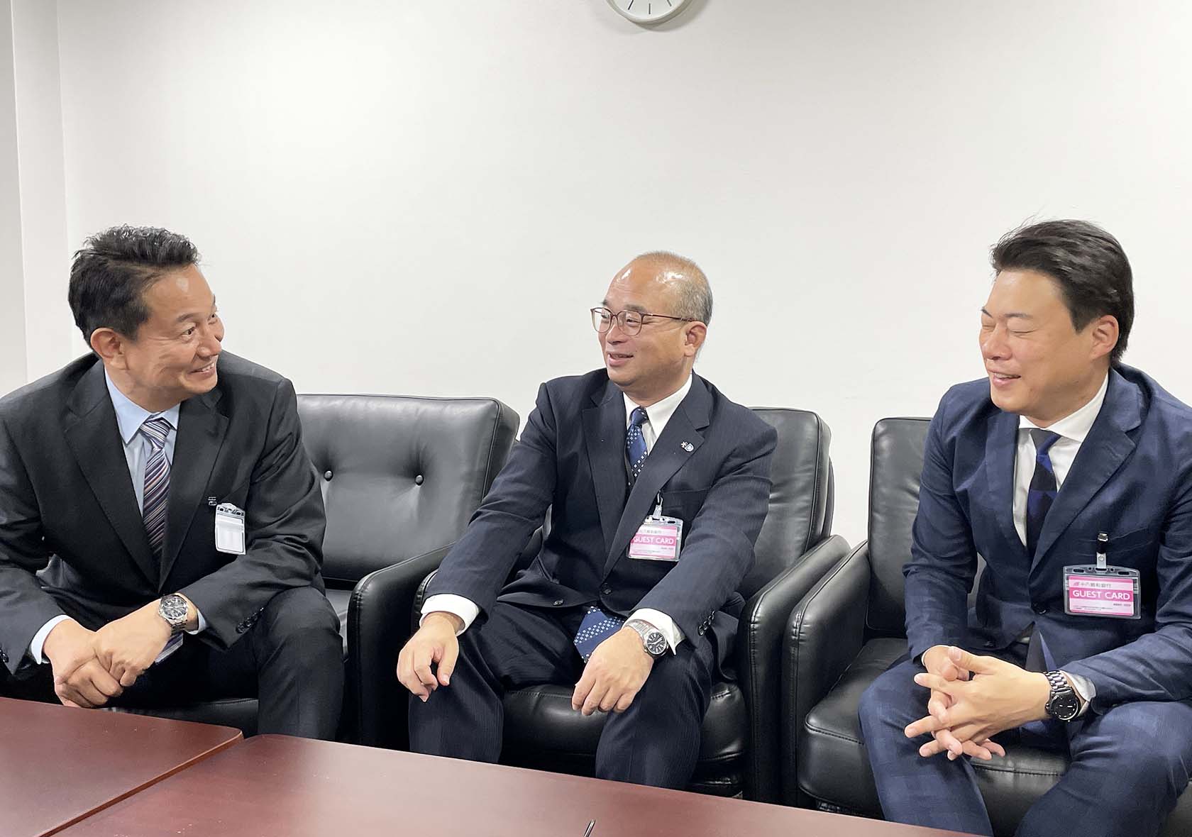 こけら落としの成功を喜ぶ出島メッセ長崎の鹿尾館長、長崎市役所 文化観光部の牧島政策監、長崎国際観光コンベンション協会 地域開発事業推進部の古賀部長(左から)