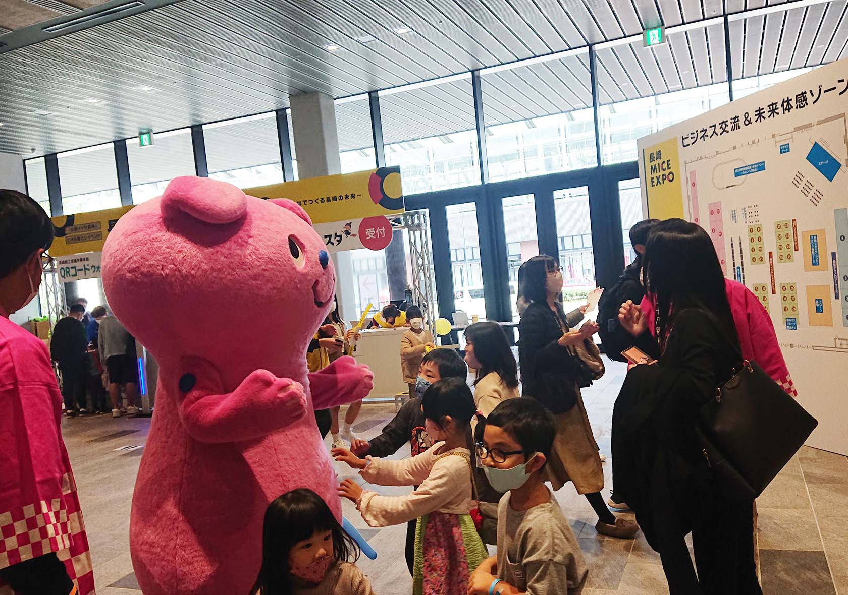 長崎の子どもたちと触れ合うFFGマスコットキャラクター「ユーモ」