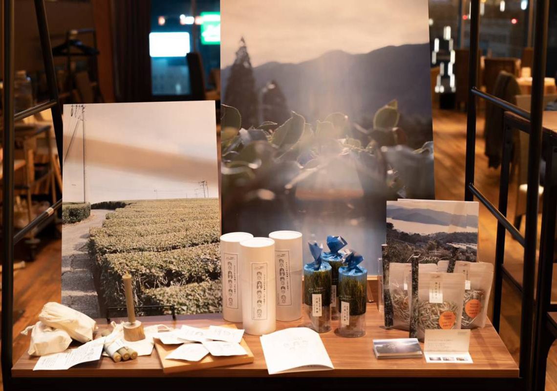 江戸時代から作られてきた「櫨蝋燭(はぜろうそく)」や、伝統料理をアレンジした「ハモと柑橘の棒(バトン)寿司」