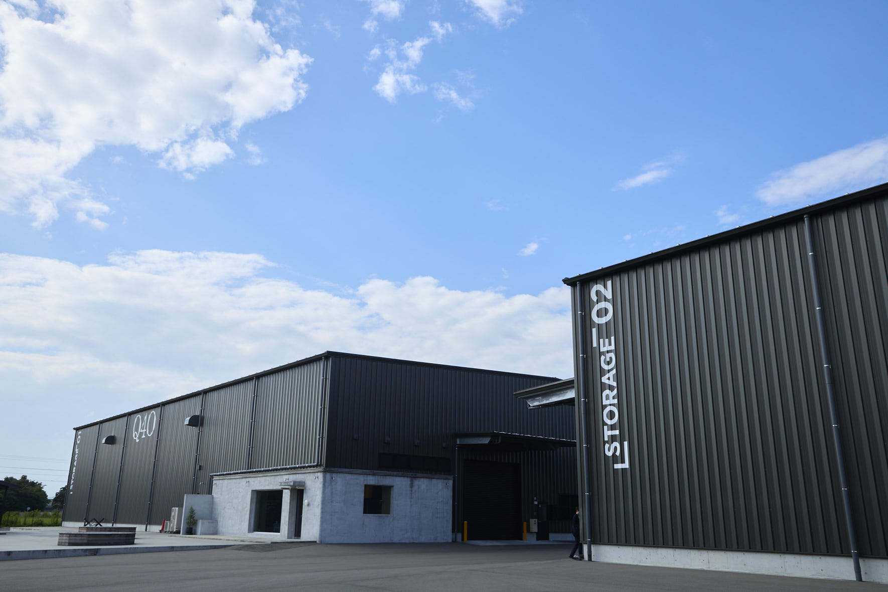 新道蒸溜所のウイスキー熟成用の巨大倉庫2棟。敷地内にウイスキーとワインの製造施設も。