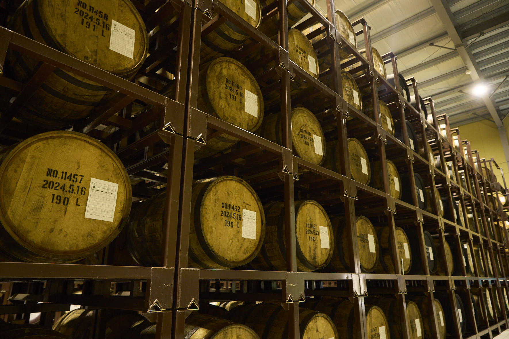 貯蔵庫にずらりと並ぶ熟成中のウイスキー樽。