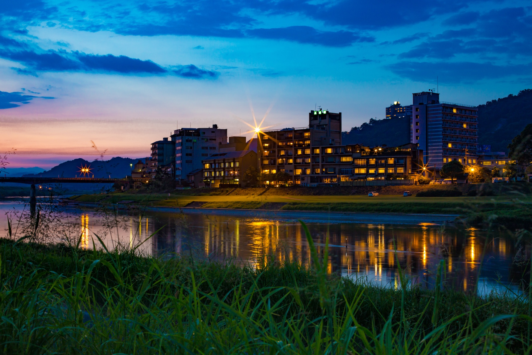筑後川河畔に旅館や温泉施設などが集まっている原鶴温泉。
