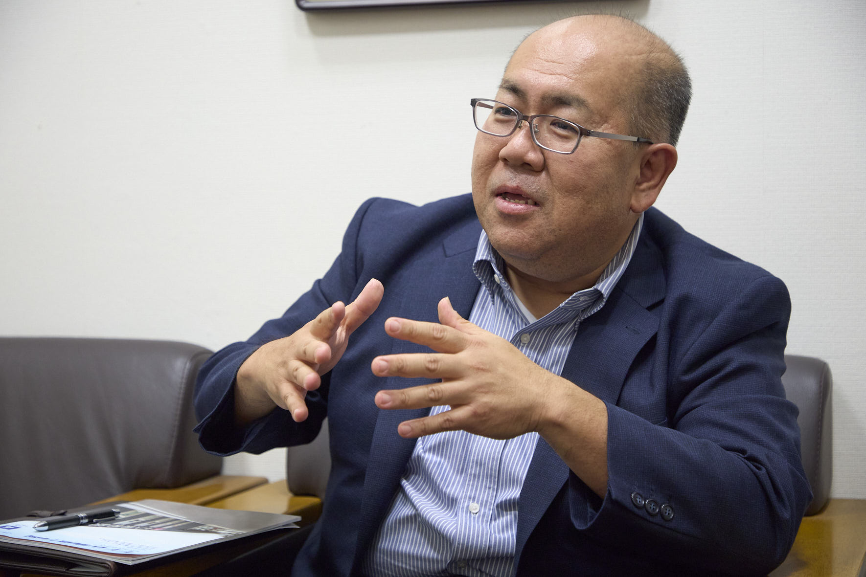 「実は甘木支店に来る前から、大分自動車道から見える新道蒸溜所の建物が気になっていたんです」と話す福岡銀行甘木支店の多田支店長。