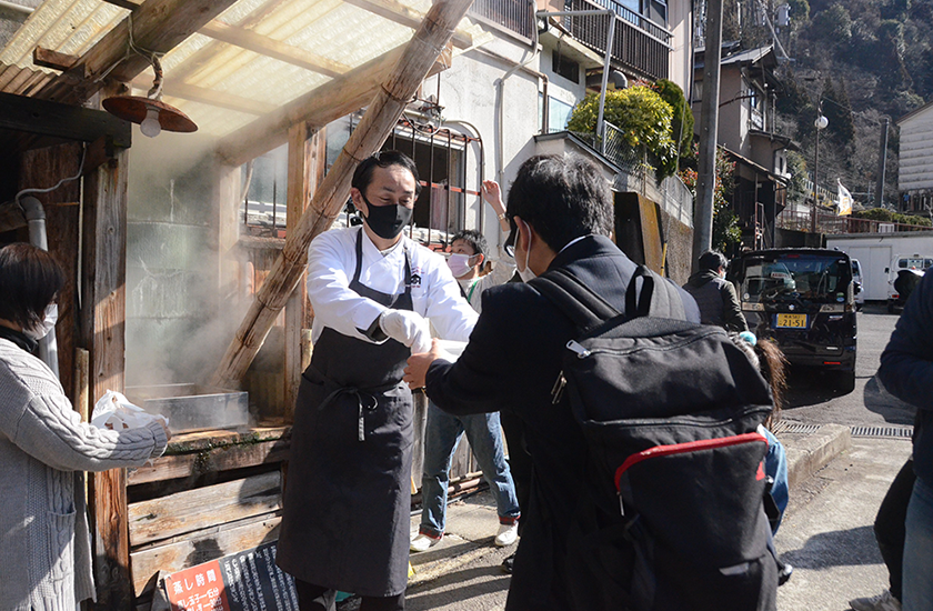 6_2熱々に蒸した食材を提供する、地元旅館、米屋別荘の館主河津さん