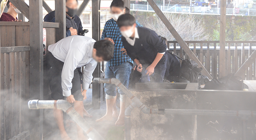 7_1_足湯体験をする学生