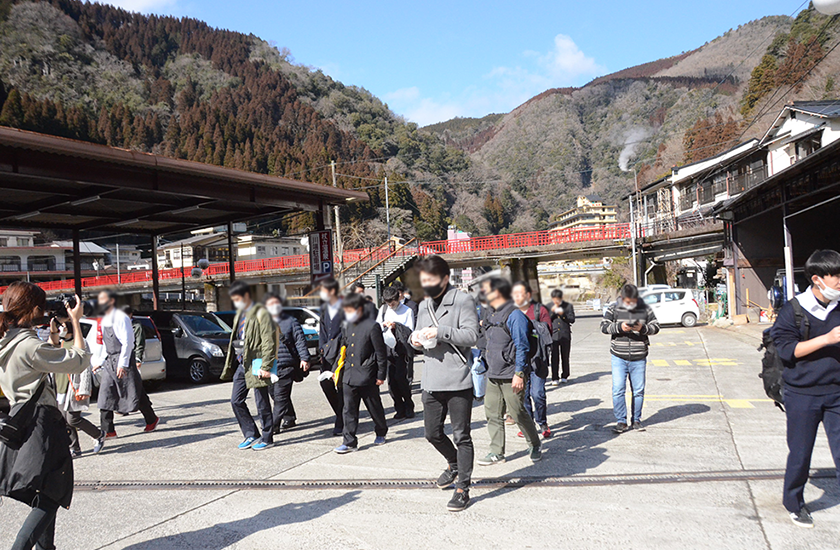 6_1_モニターツアーに参加する学生たち