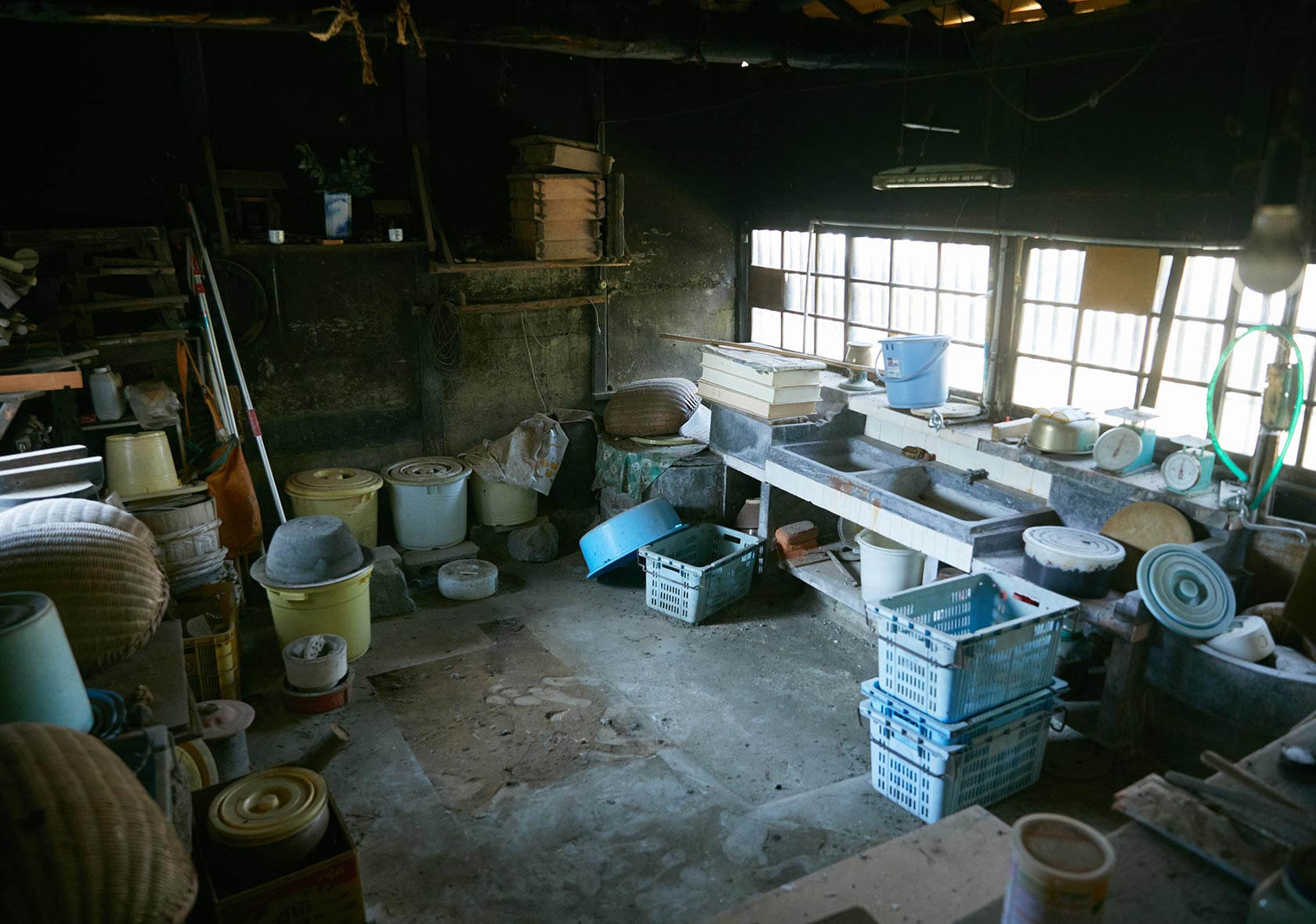 立派な瓦屋根の古民家。土間や実際に使われていた道具類もそのまま残されていて、さながら、民俗資料館のよう