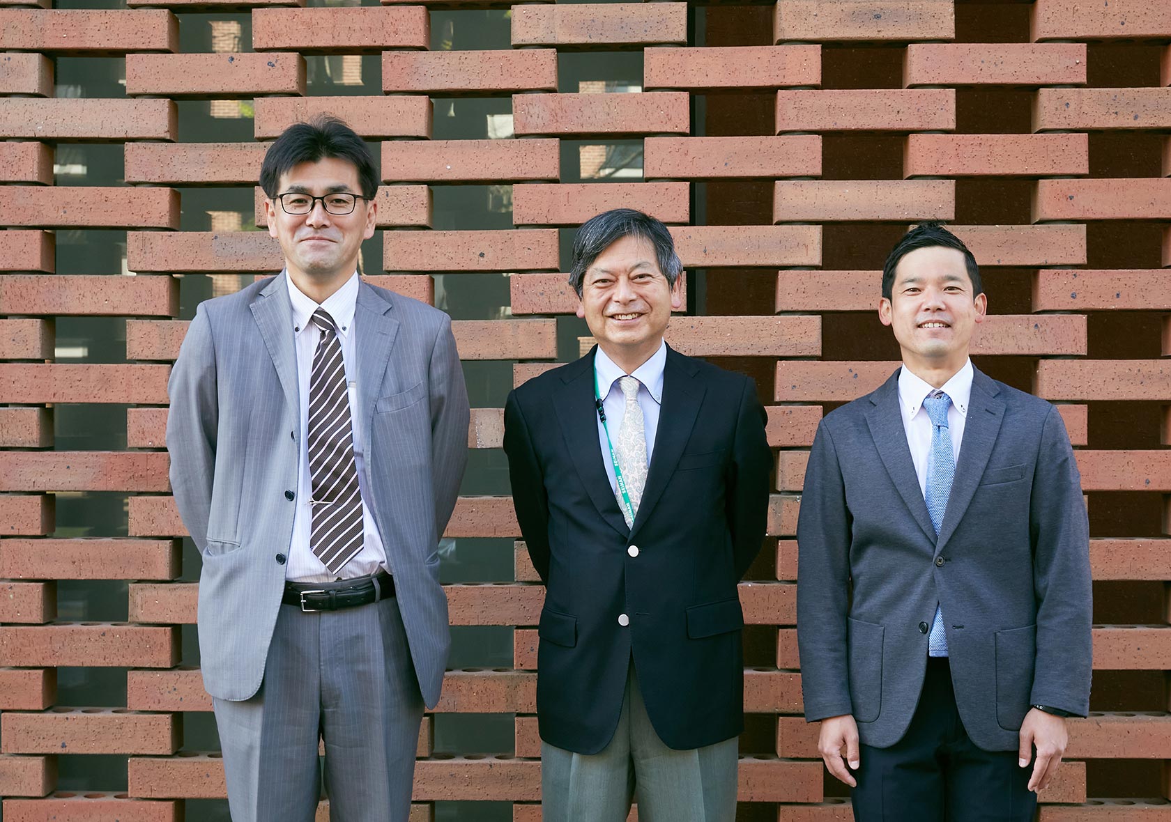 提携講座を担当した西南学院大学の社会連携課の松﨑課長(左)と職員の立石部長(中央)、馬場さん(右)