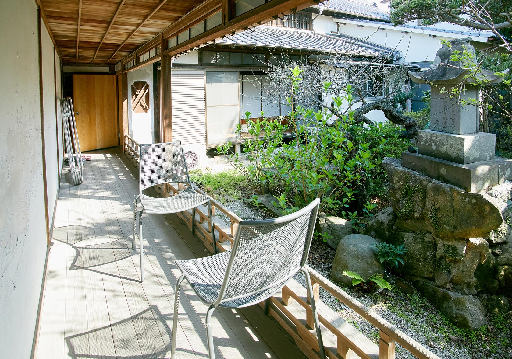 「熱風寮 前原西」の中庭に面した共用廊下と個室の一例