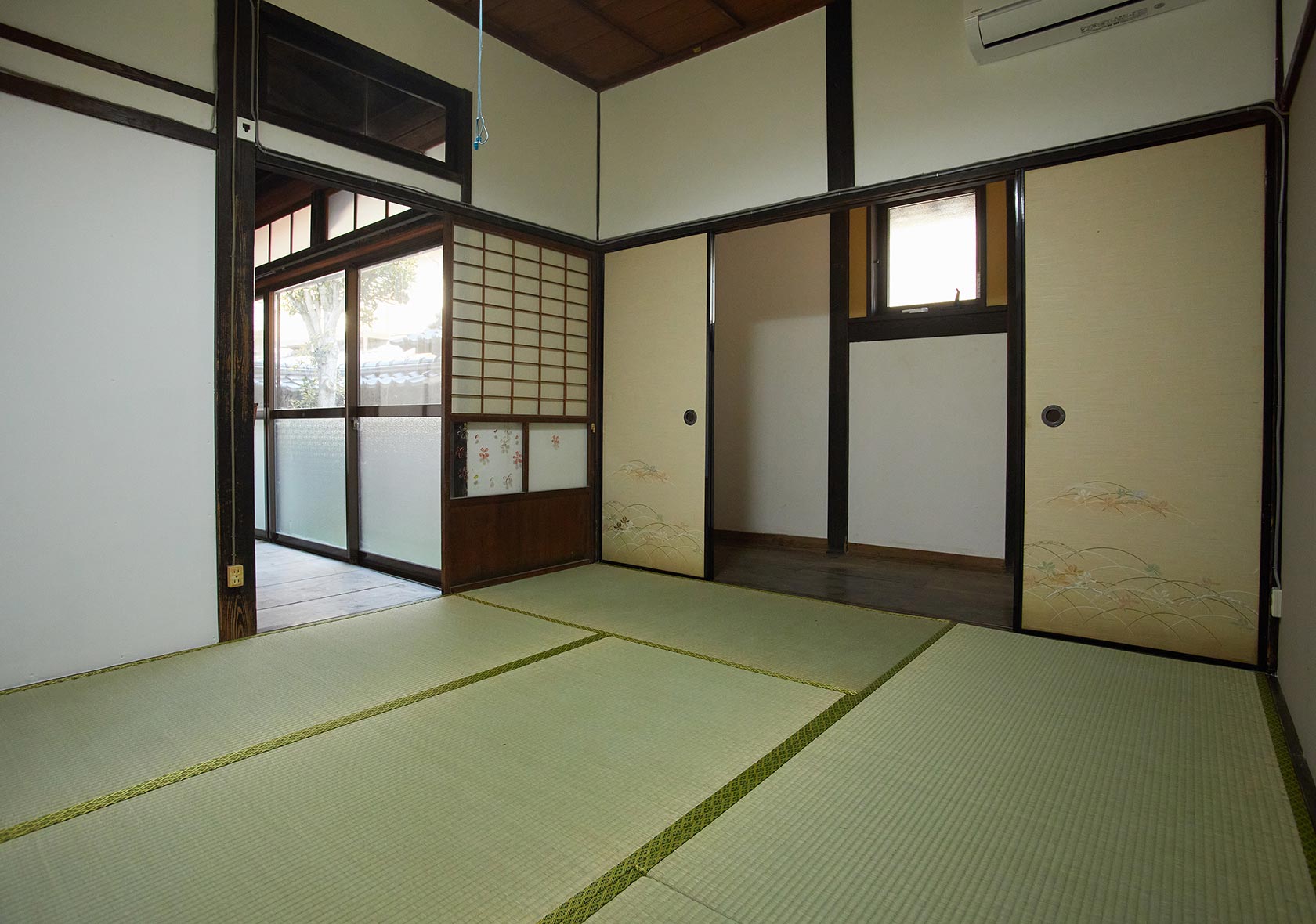 「熱風寮 前原西」の中庭に面した共用廊下と個室の一例