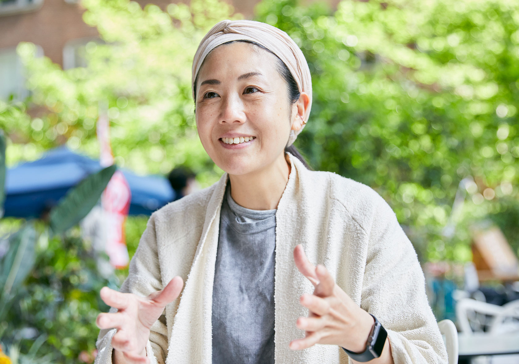 植物染め商品づくりと地域おこし協力隊員のほか、植物染めの講師、グラフィックデザイナーなど幅広く活躍する村上さん