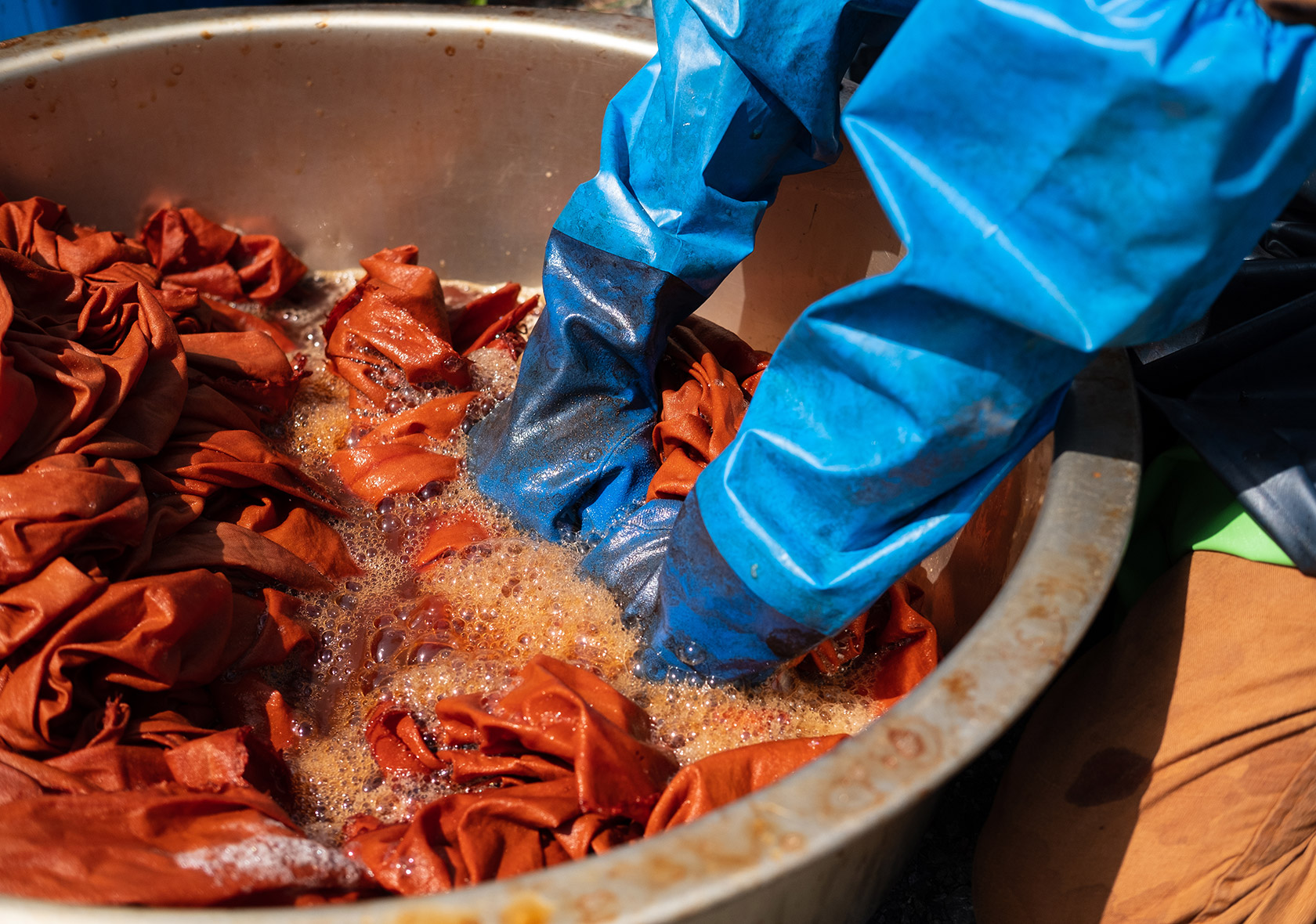 村上さんの植物染め。渋柿をはじめ香春町のさまざまな植物が染料に