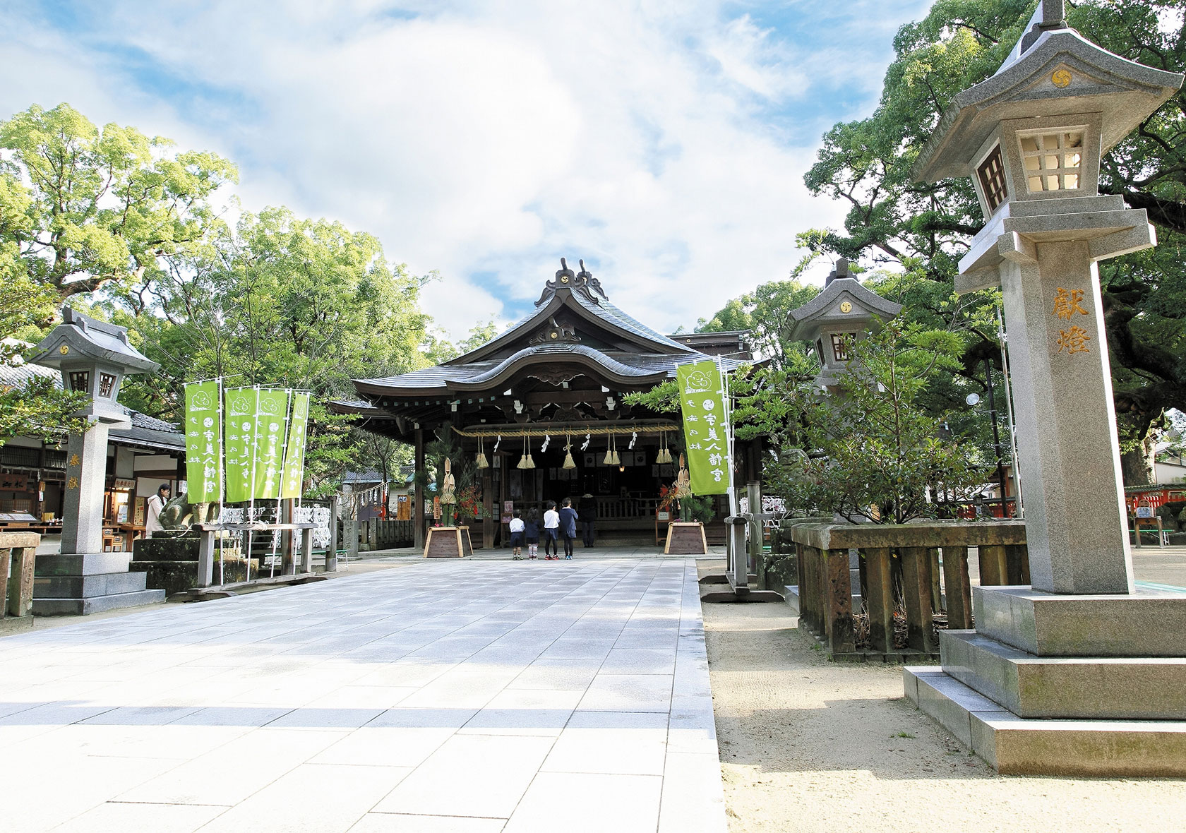 西暦580年前後に創建されたとされる宇美八幡宮。境内には応神天皇の「産湯の水」や、神功皇后が出産時につかまったという「子安の木」など、安産に関する言い伝えも数多く残る