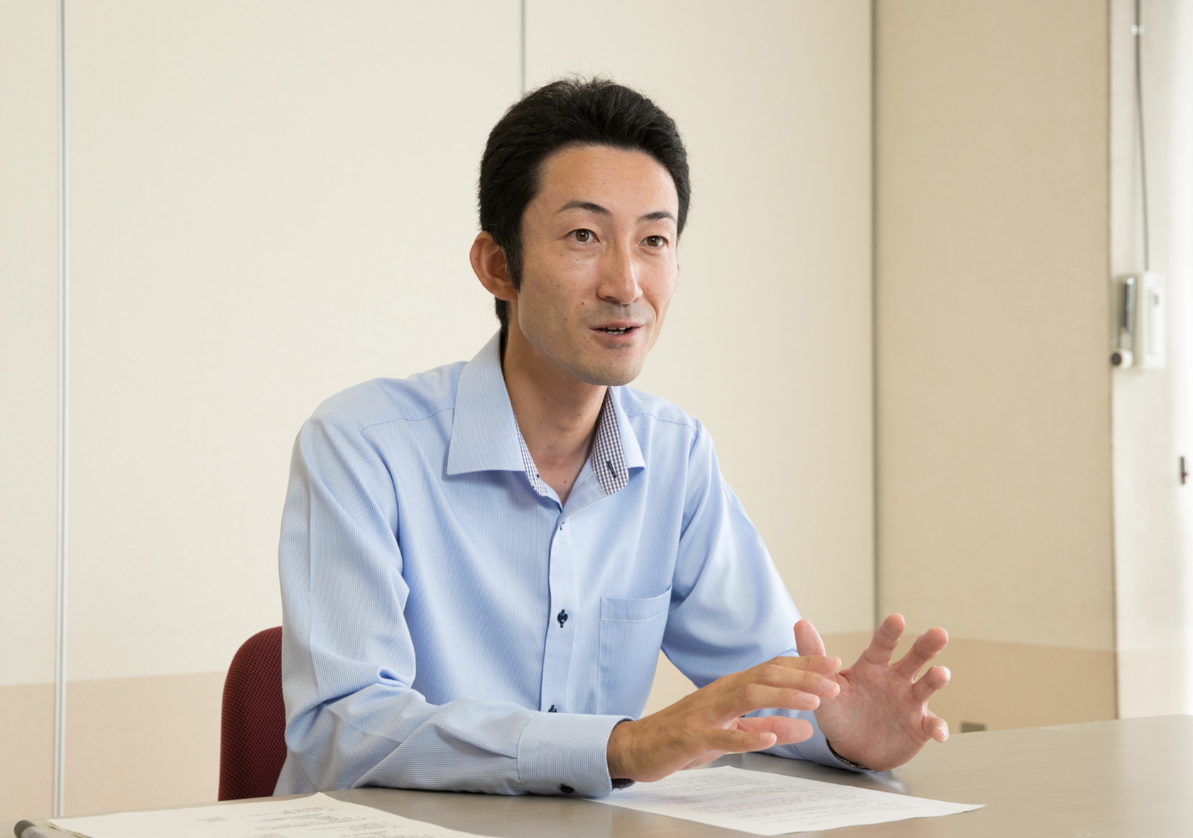 「町内外の人たちにもっと町内のお店を利用してもらえるようにアプリを活用したクーポン事業などもやってみたい」と話す田原係長