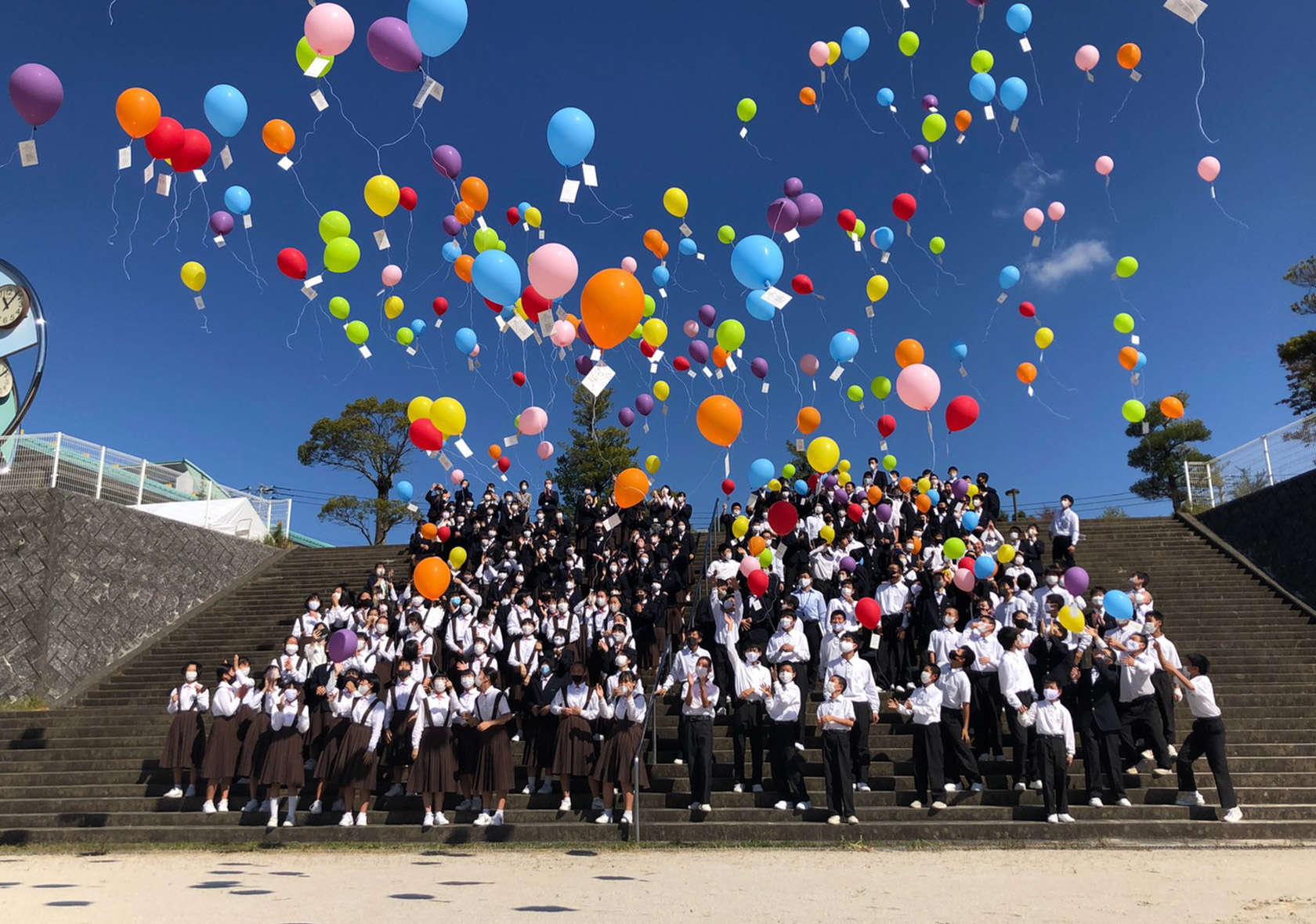 100周年事業の一つ、町内小中学校の全生徒で行った「バルーンリリース」