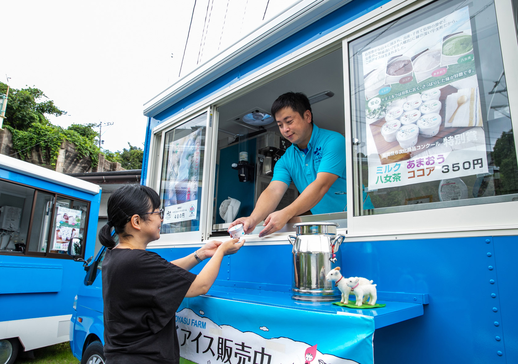 KOYASU FARM代表の小林さん。キッチンカーが店舗となりイベント会場などに出向き、やぎみるくアイスやソフトクリームを販売する