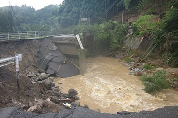 国道211号　鼓川橋（小石原鼓）　被災直後